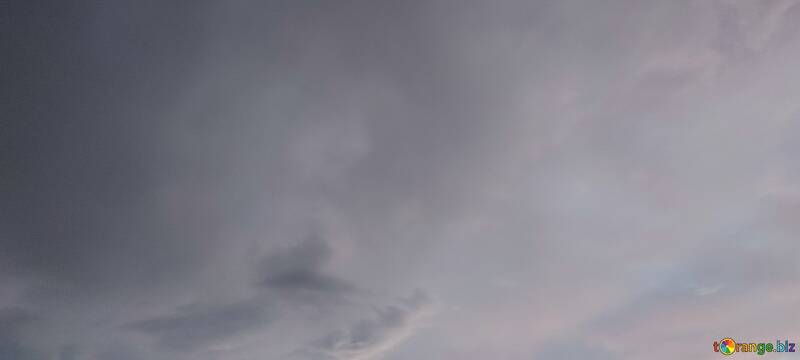 静かな地平線にかかるドラマチックな夕暮れの雲 | 自然写真 №56979